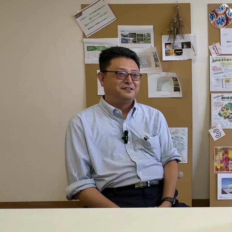 インタビューで笑顔を見せる向陽福祉会の高木副施設長