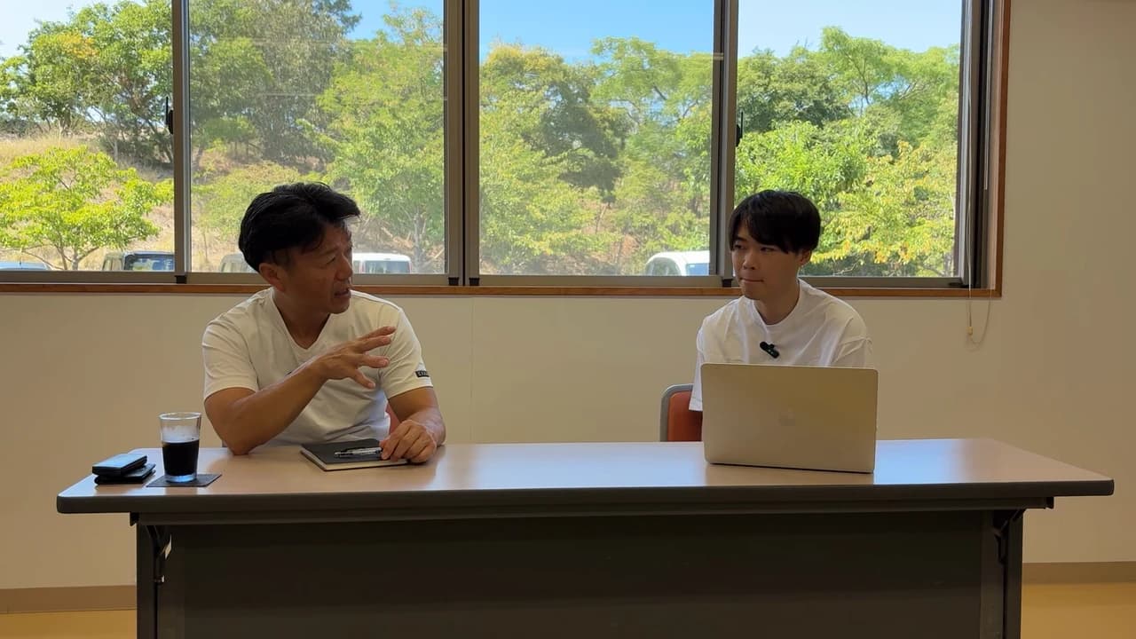 資料作成の依頼について話す引野総施設長(左)