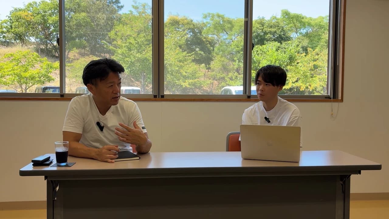 対談中の引野総施設長(左)